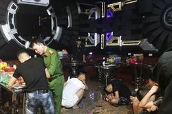 14 kiều nữ phố núi thác loạn trong phòng 'Tổng thống' và phòng 'Hoàng hậu'