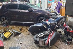 TP.HCM điều tra nguyên nhân vụ nữ tài xế lái GLA đâm nhiều xe máy