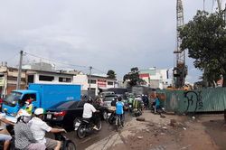 Nhiều quận của Thành phố Hồ Chí Minh vẫn ngổn ngang rào chắn, gây ách tắc giao thông