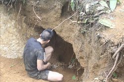 Đổ xô lên núi đào đá quý nuôi giấc mộng đổi đời