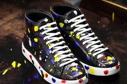 Clip: Cách Dior tạo ra đôi giày sneaker có giá 25 triệu đồng