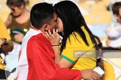 Lần đầu gặp, 2 CĐV Brazil - Peru gây sốc khi 'khóa môi' thắm thiết trên khán đài