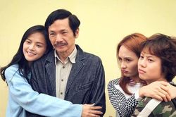 Chuyện tình tay tư giữa cặp bố con, chị em liệu có quá thừa thãi trong 'Về nhà đi con'?