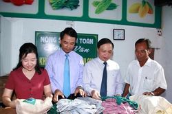 Gắn biển điểm bán hàng không sử dụng túi ni lông