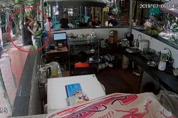 Truy tìm nhóm côn đồ hành hung chủ quán cà phê giữa ban ngày ở Hà Nội