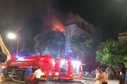 Cháy dữ dội cửa hàng ảnh viện áo cưới giữa TP Vinh