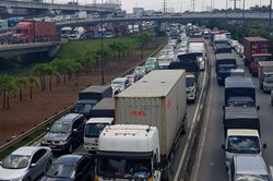 Khu đông Sài Gòn kẹt xe 4 giờ sau tai nạn ở cầu Phú Mỹ