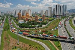 Kẹt xe hàng chục km, trên nhiều tuyến đường ở Sài Gòn vì cẩu chết máy