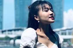 Ngọc Nữ check-in Singapore, fan liền hỏi thăm chấn thương của Văn Đức