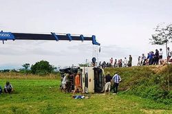 Xe chở công nhân lật xuống ruộng, khoảng 20 người bị thương nhẹ