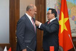 Chủ tịch Đảng Cộng sản LB Nga G. Zyuganov được trao tặng Huân chương hữu nghị của Việt Nam