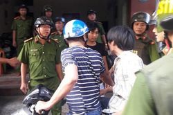 Người đàn ông vô cớ phá cửa nhiều nhà dân, đánh bị thương 2 công an