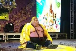 Kiếm bộn nhờ ngoại hình giống Phật Di Lặc
