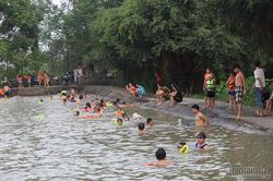 Nóng rát mặt, trăm người Hà Nội thỏa sức vùng vẫy hồ nước ven cao tốc