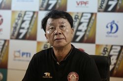 Hà Nội chiếm ngôi đầu, bầu Đức bị phản pháo