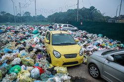 Kỳ lạ chuyện rác tràn ra đường phố, bủa vây xế hộp