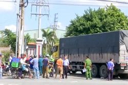 Bị cuốn vào gầm xe tải, hai người thương vong