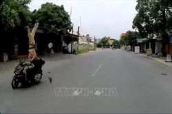Đâm xe máy tốc độ cao gây trọng thương cảnh sát giao thông