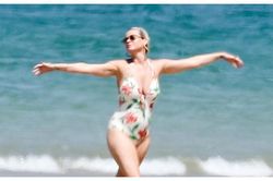 Mặc đồ bơi hoa lá dạo chơi cùng hôn phu, Katy Perry lộ vòng 2 tròn vo khiến ai cũng ngỡ ngàng