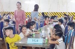 Phụ huynh tranh luận về trường Newton cho học sinh ăn ở hầm gửi xe