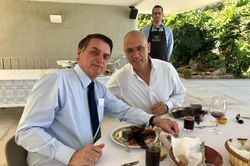 Israel đãi TT Brazil tôm hùm 'bôi đen' gây bùng nổ ảnh chế