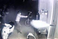 Cha dùng bình chữa cháy chống nhóm cướp có súng, cứu con trai