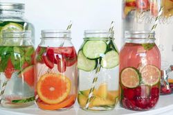 5 công thức pha nước detox cơ thể không dùng máy ép