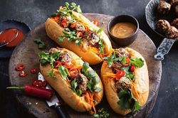 Bánh mì thập cẩm Việt Nam phiên bản kèm thịt viên xíu mại