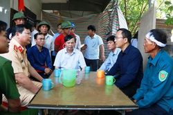Thăm hỏi, động viên gia đình ba em nhỏ tử vong do tai nạn giao thông