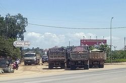 Người dân bức xúc chặn xe tải chở đất gây bụi