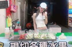 Chỉ đứng bán ổi phụ mẹ, cô gái bất ngờ gây bão khắp mạng xã hội