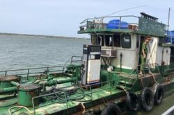 Quảng Bình: Bắt giữ tàu sắt sang mạn dầu trái phép trên biển