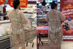 Trang phục như đi biển ở siêu thị, người phụ nữ bị chỉ trích về 'văn hóa ăn mặc'