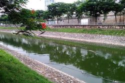 Sông Tô Lịch trong xanh sau khi nhận nước từ hồ Tây