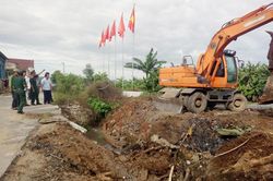 Xây cầu dân sinh; tặng quà cho hộ nghèo, học sinh mồ côi cả cha lẫn mẹ