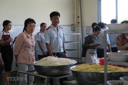 Phát hiện mỳ sợi vàng nghi nhiễm hàn the trong bữa ăn công nhân
