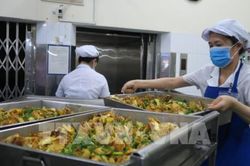 Phát hiện mì sợi vàng nghi nhiễm hàn the trong bữa ăn công nhân