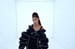 Có ai như Ariana Grande: Đi chụp hình tạp chí, tiện nhờ 'phó nháy'… quay luôn MV mới