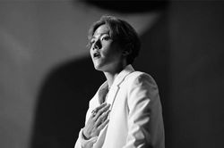 Baekhyun (EXO) chính thức debut solo với 'Un Village': Nhan sắc cực phẩm không thể… không rung động