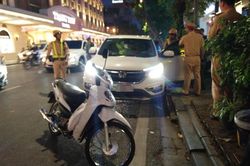 Cảnh sát 'giải cứu' người đàn ông dừng ô tô ngay sát trung tâm thương mại Tràng Tiền để… ngủ