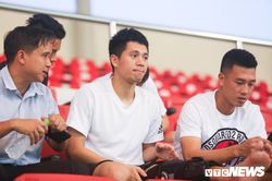 Đình Trọng chống nạng, lặng lẽ theo dõi U23 Việt Nam từ khán đài