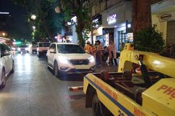 Người đàn ông 'ngủ quên' trong xe ô tô ngay giữa phố
