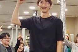 Rò rỉ thêm hình ảnh Song Joong Ki vui vẻ giữa ồn ào ly hôn, thế nhưng thân hình gầy rộc xơ xác mới thật sự đau lòng