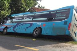 Xe khách tông người đi xe máy rồi lật nghiêng bên quốc lộ