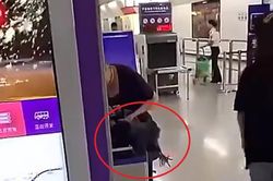 Bị cấm mang gà sống lên tàu, người phụ nữ cắt tiết gà tại sân ga