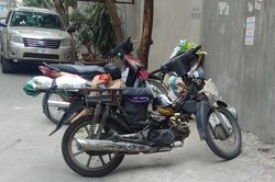 Quẩn quanh xe máy cũ
