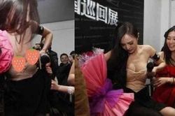Fan phấn khích kéo tụt váy Dương Mịch, nhưng cách ứng xử của người đẹp mới gây chú ý