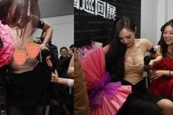 Dương Mịch thể hiện bản lĩnh ngôi sao khi bị fan kéo tụt váy trước công chúng