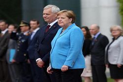 Ba lần run rẩy của Thủ tướng Merkel khiến Châu Âu lo ngại