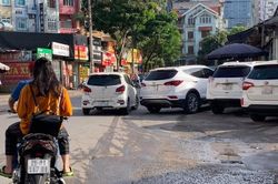 Lòng đường, vỉa hè Hà Nội vẫn bị lấn chiếm tràn lan